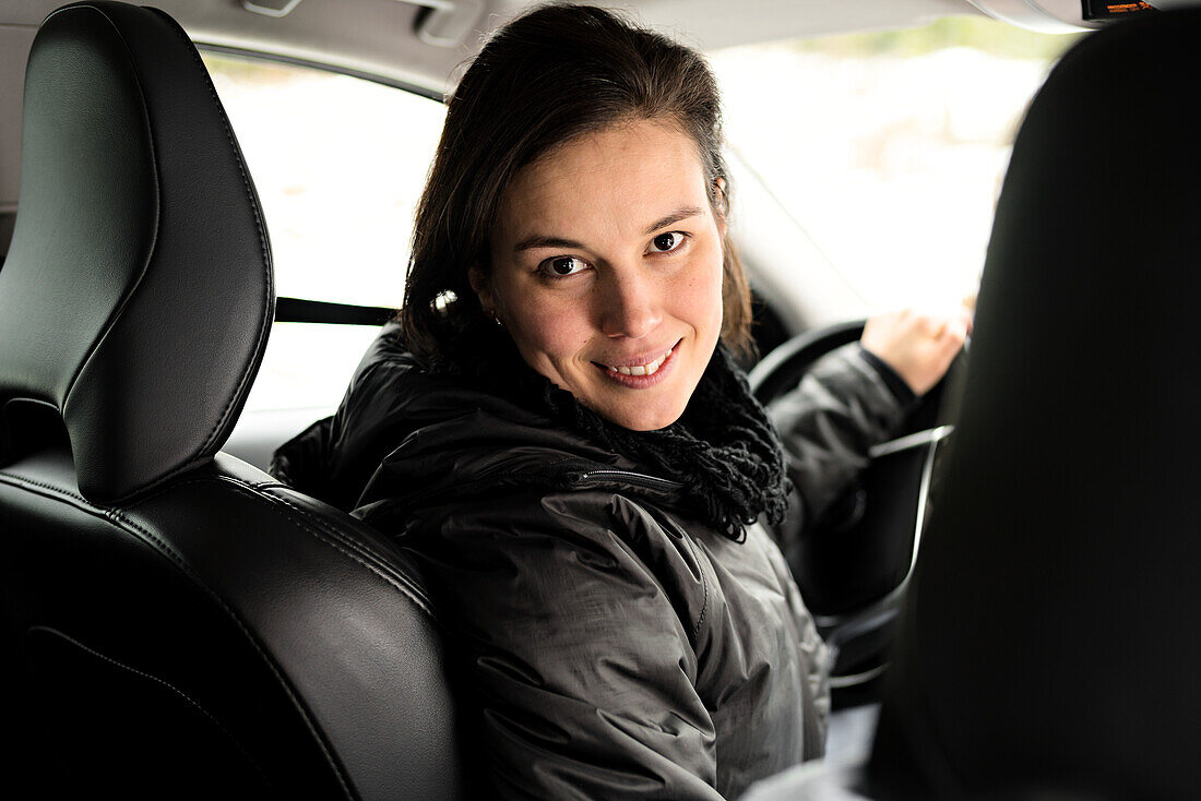 Lächelnde Frau im Auto