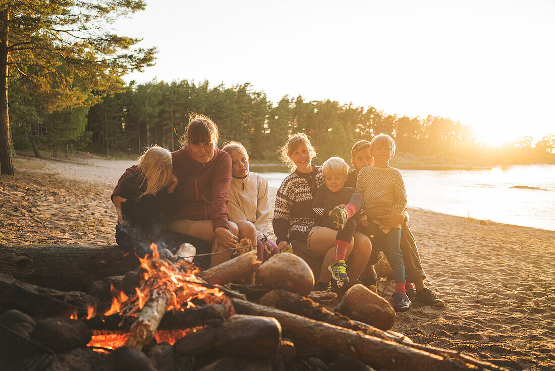 Familie am Lagerfeuer am Strand