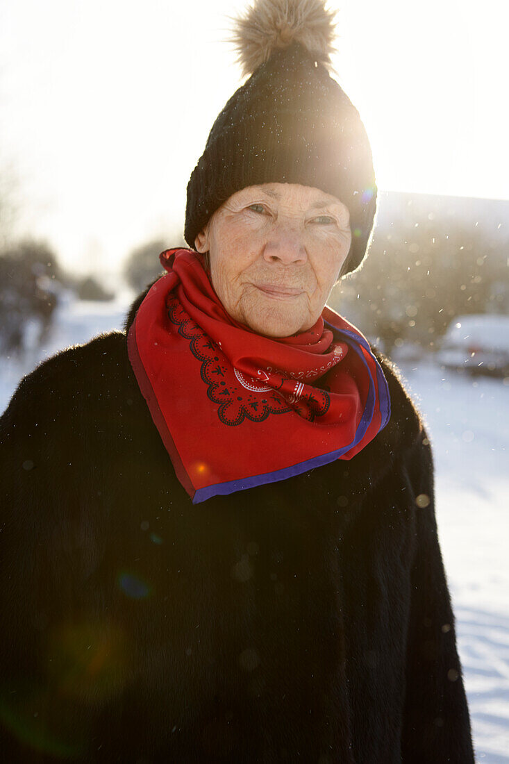 Porträt einer älteren Frau im Winter