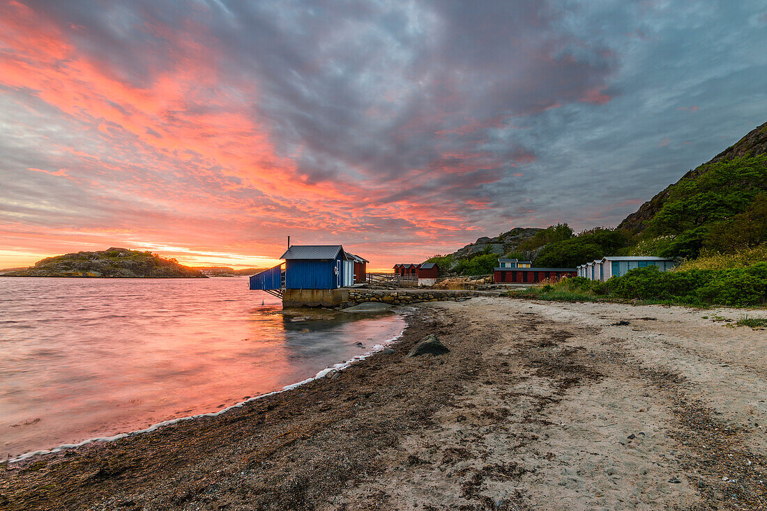 Hütten am Strand in der Abenddämmerung