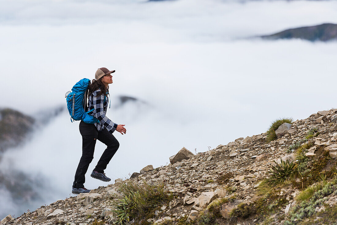 Junge Frau beim Wandern in den Bergen