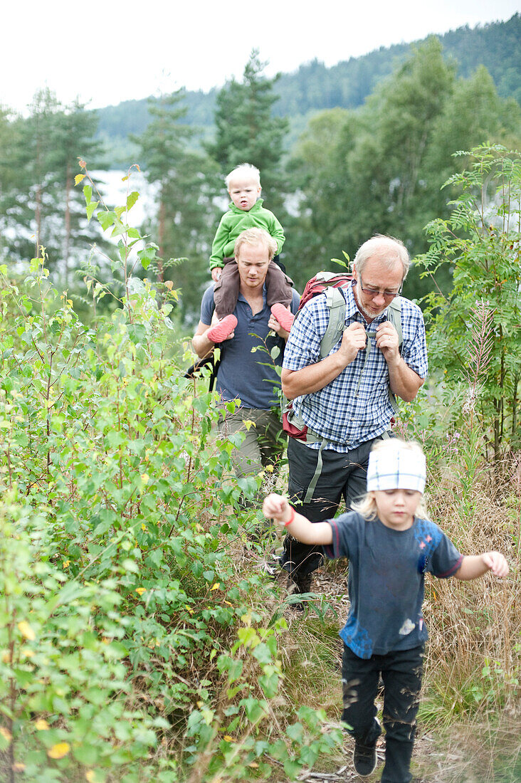 Familie beim Wandern