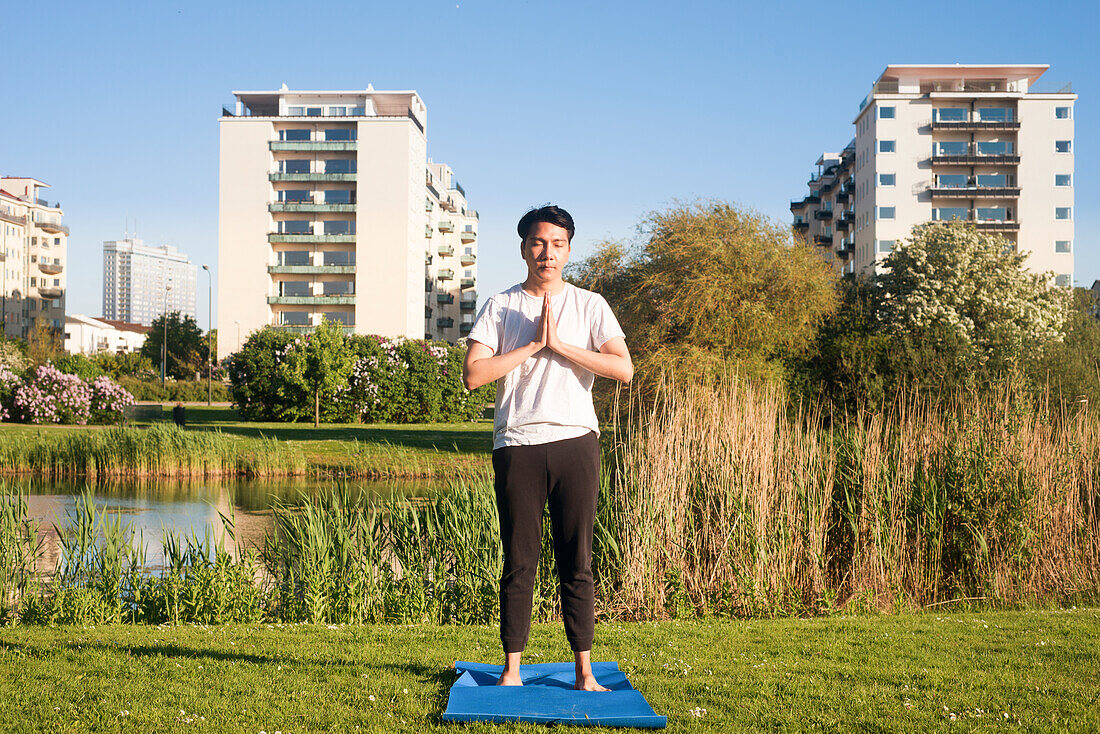 Mann macht Yoga