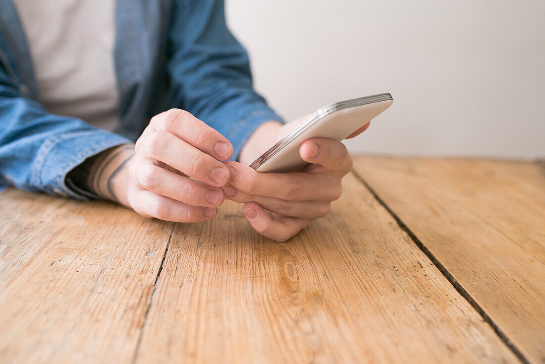 Frau telefoniert mit Handy, Nahaufnahme