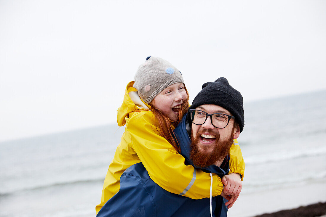 Glücklicher Vater und Tochter am Strand