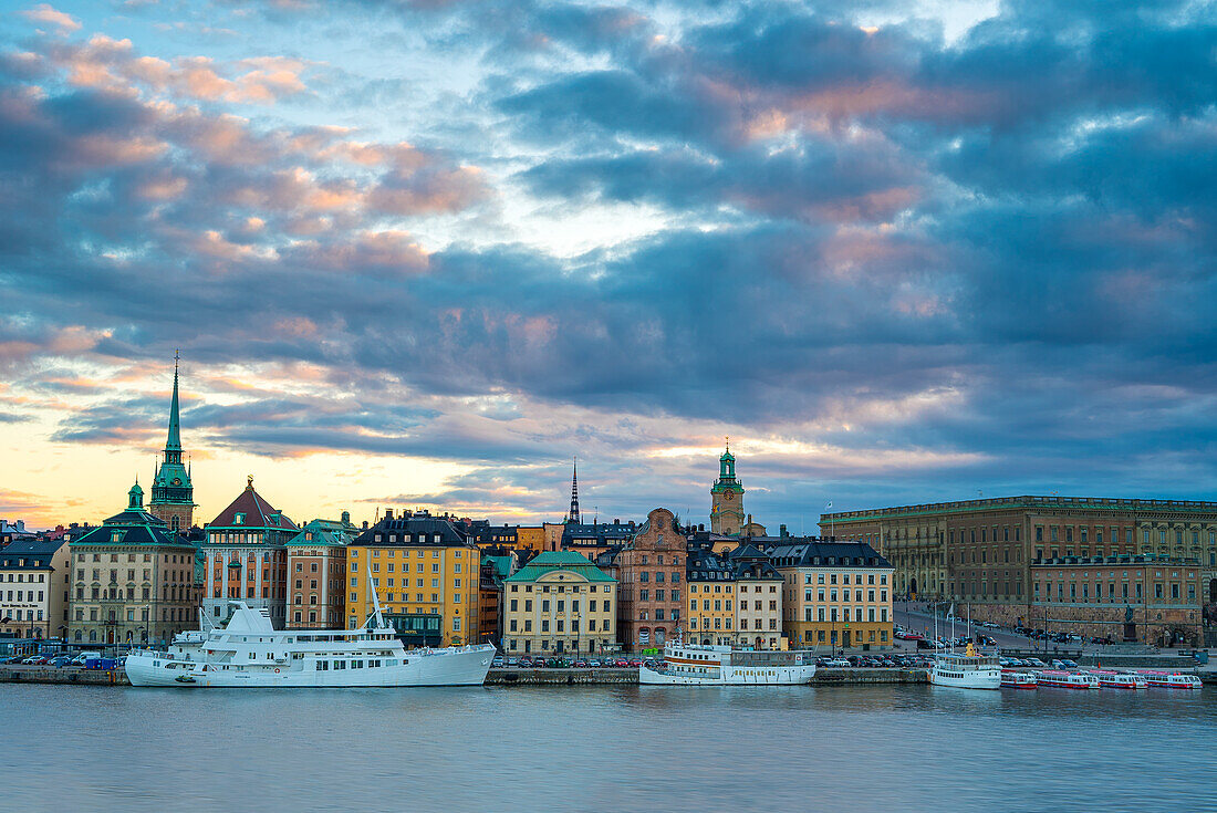 Boote am Ufer der Stadt vertäut