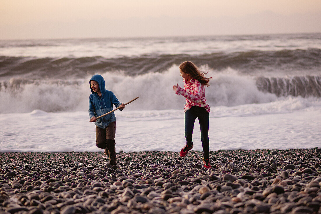 Zwei Mädchen spielen am Meer