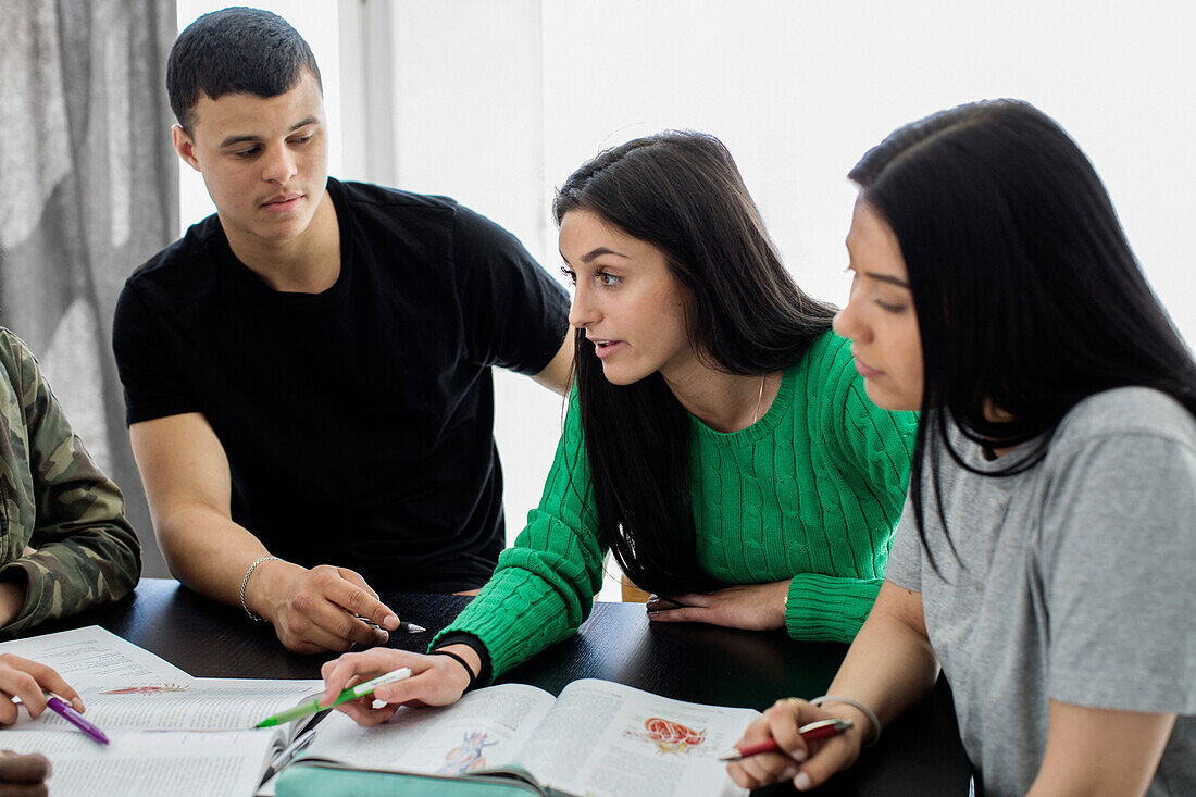 Studenten arbeiten zusammen