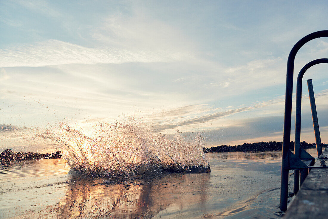 Wasser plätschert auf einem See