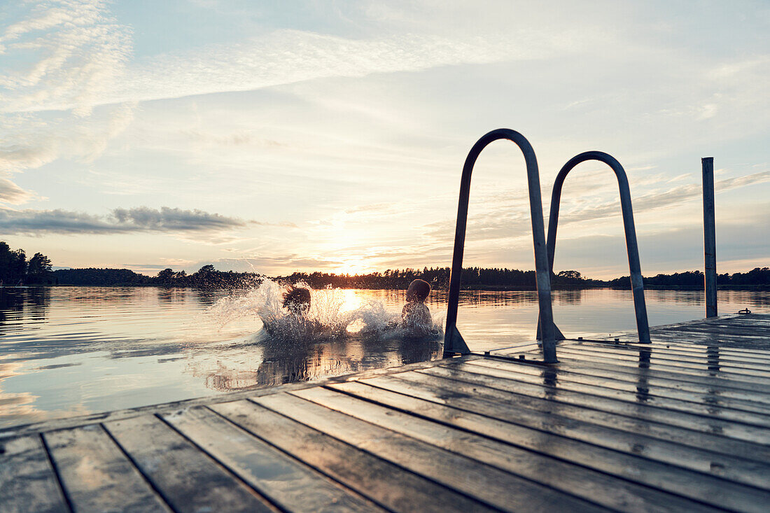 Jungen schwimmen im See