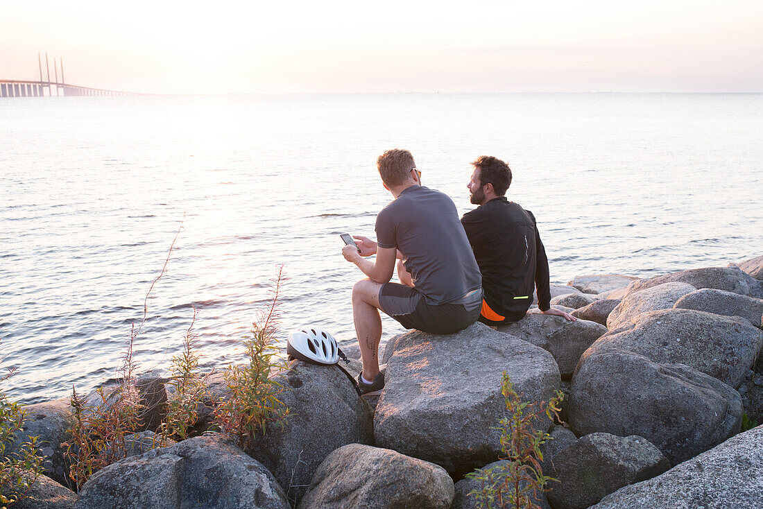 Männer blicken auf das Meer