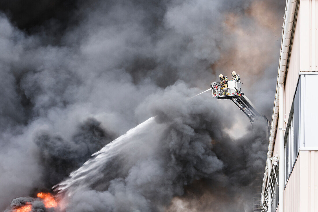 Feuerwehrleute bei der Brandbekämpfung