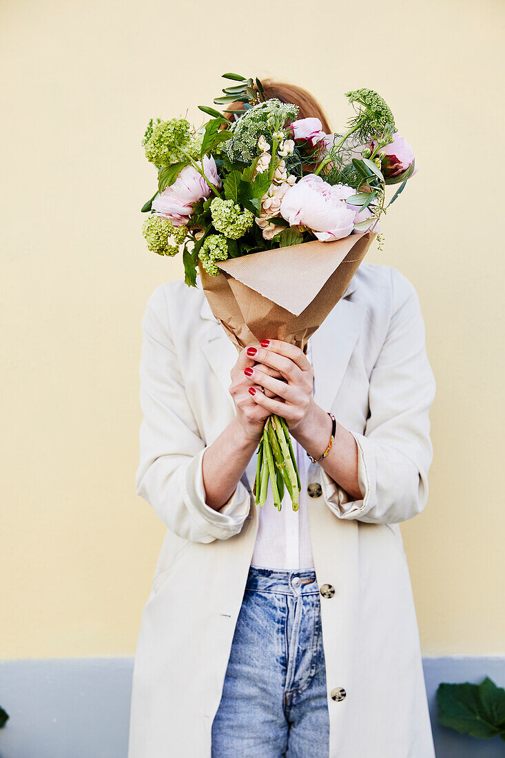 Frau hält Blumenstrauß