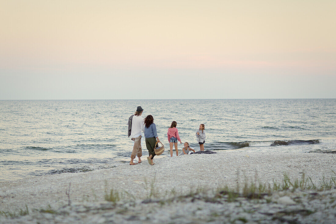 Familie beim Spaziergang am Meer