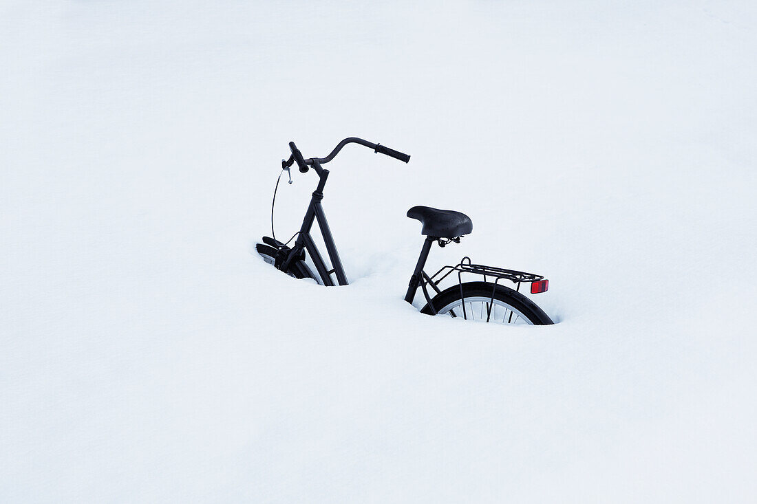 Fahrrad tief im Schnee