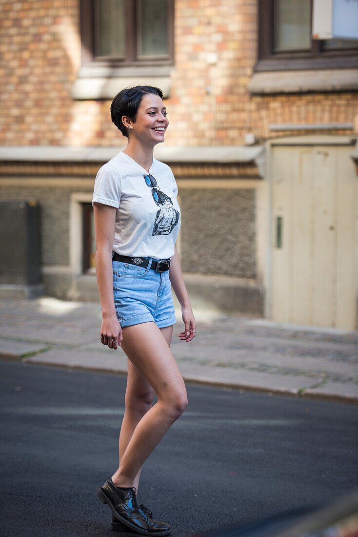 Lächelnde junge Frau auf der Straße