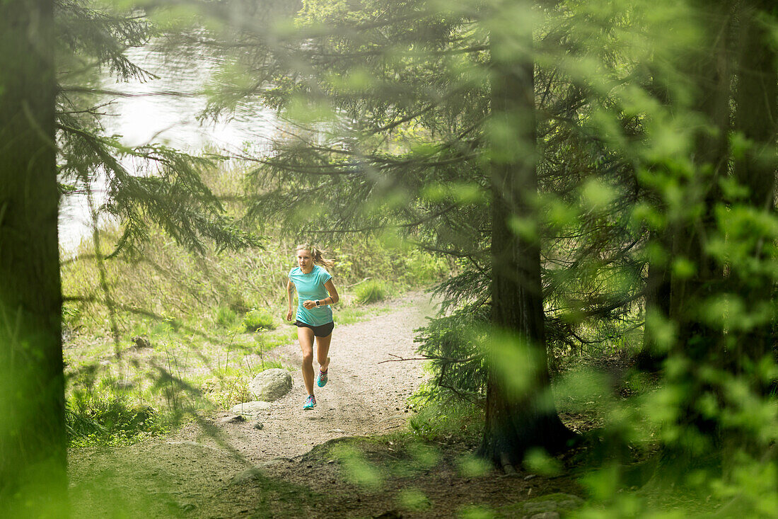 Frau rennt im Wald