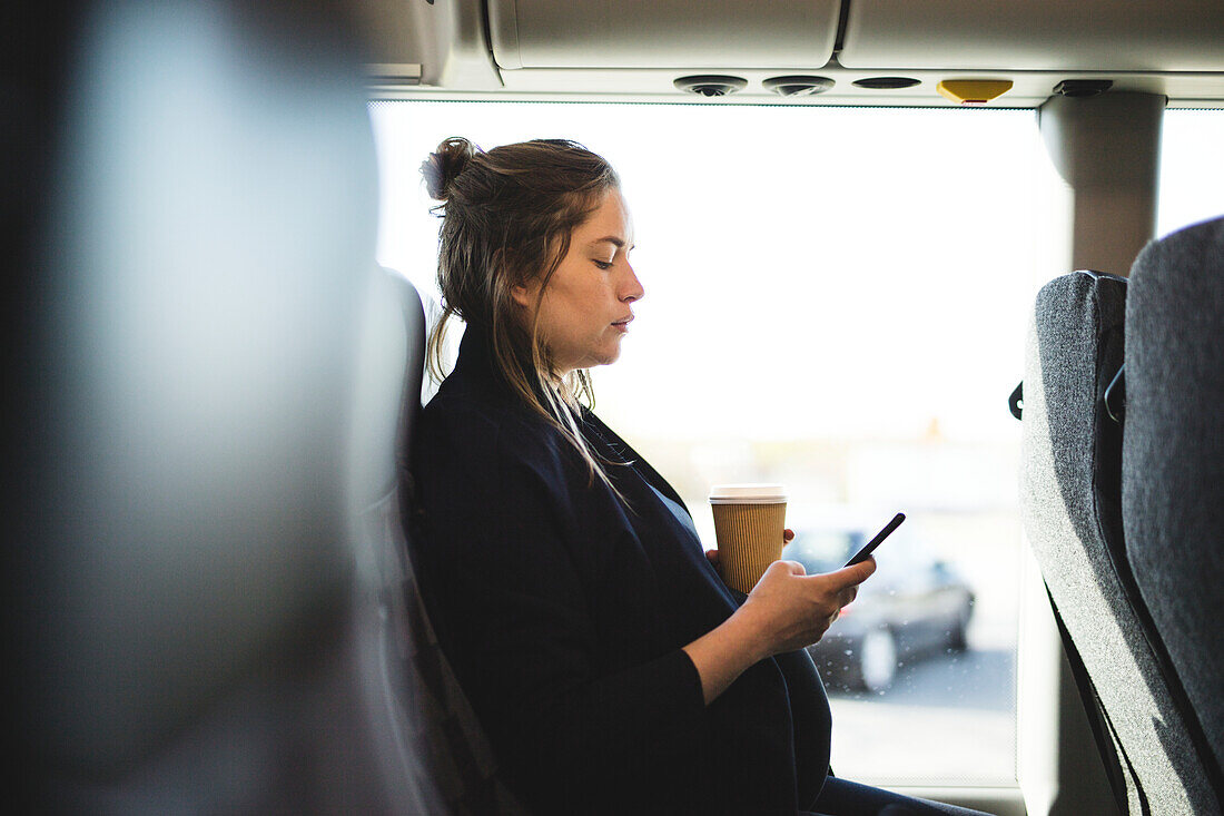 Schwangere Frau reist mit dem Bus