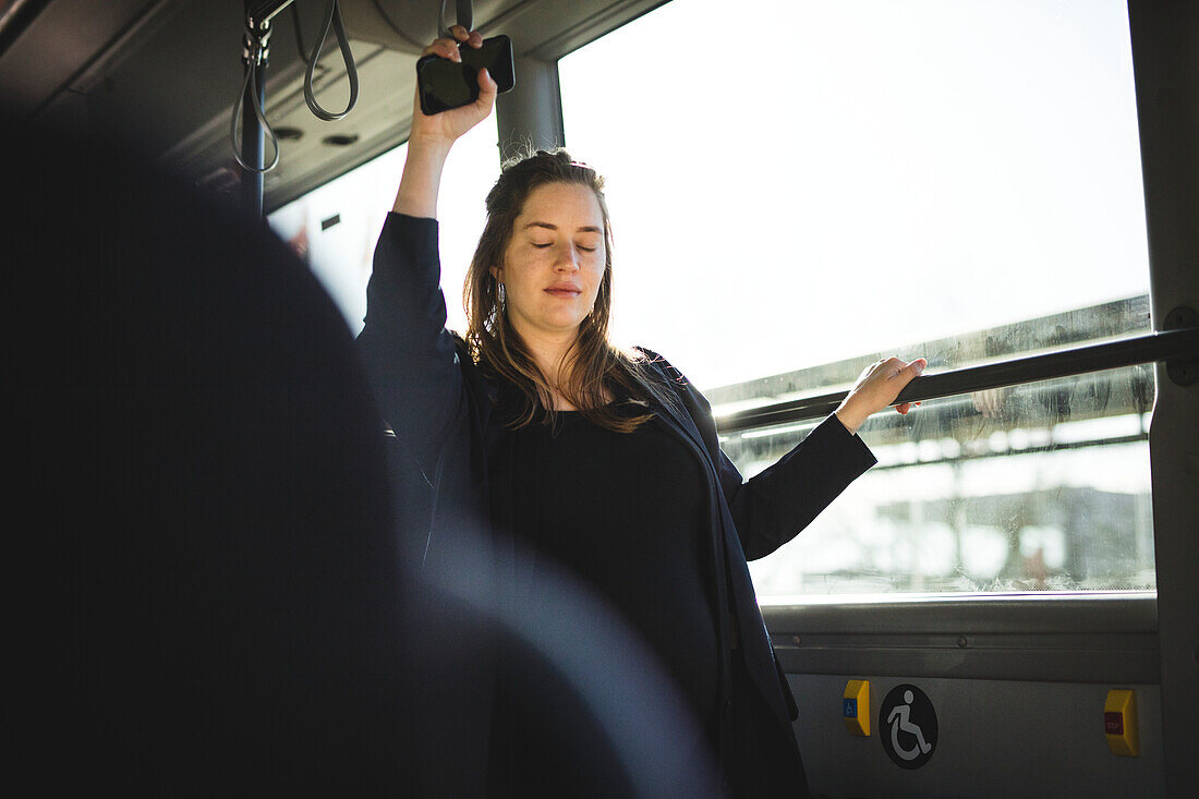 Schwangere Frau reist mit dem Bus