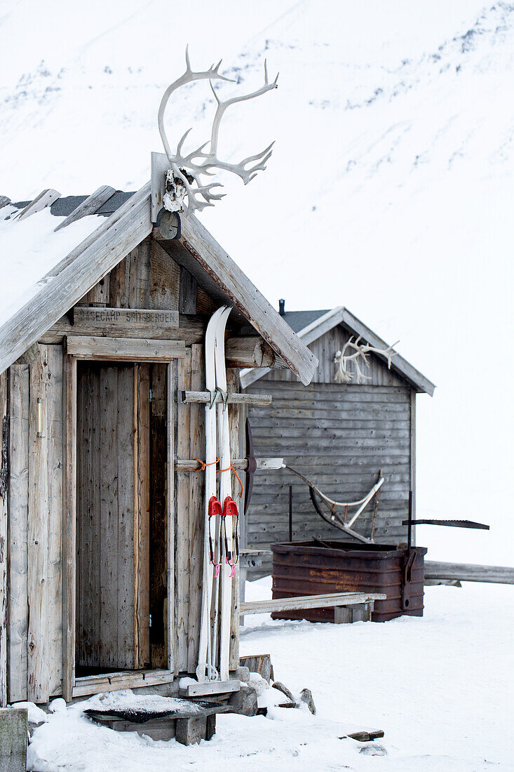 Holzhütte mit Skiern im Winter
