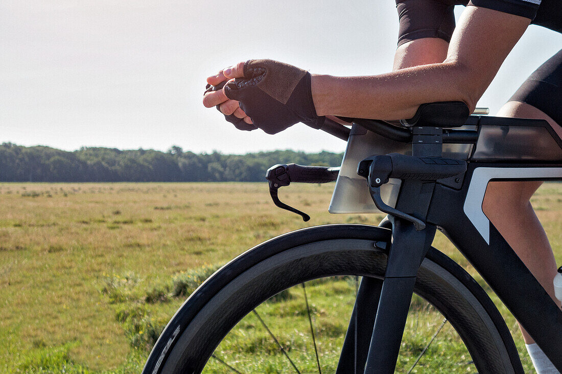 Person, die sich auf ein Fahrrad stützt