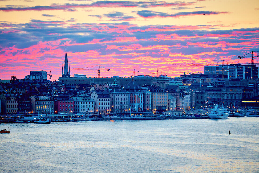 Stadtbild bei Sonnenuntergang