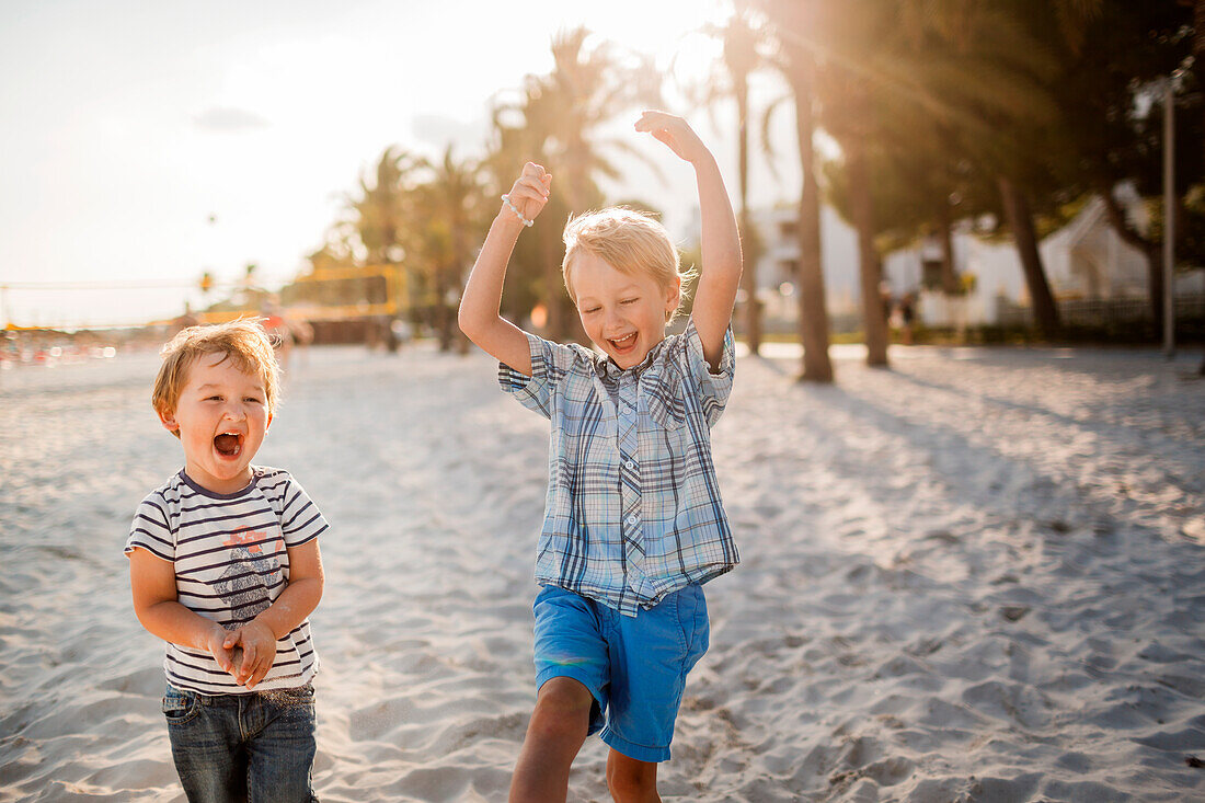 Glückliche Jungen am Strand