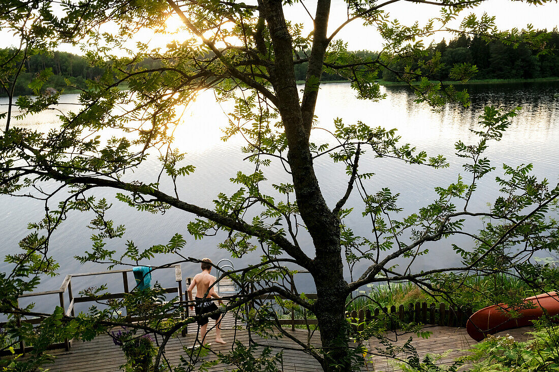 Junge am See