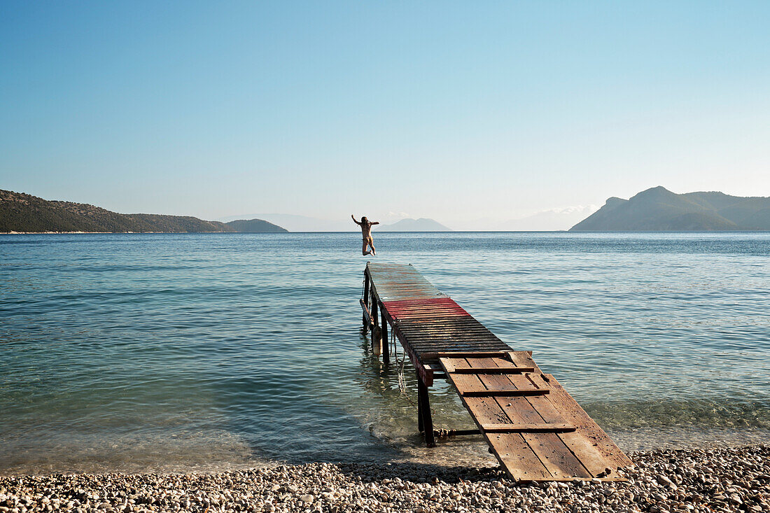 Frau springt ins Wasser