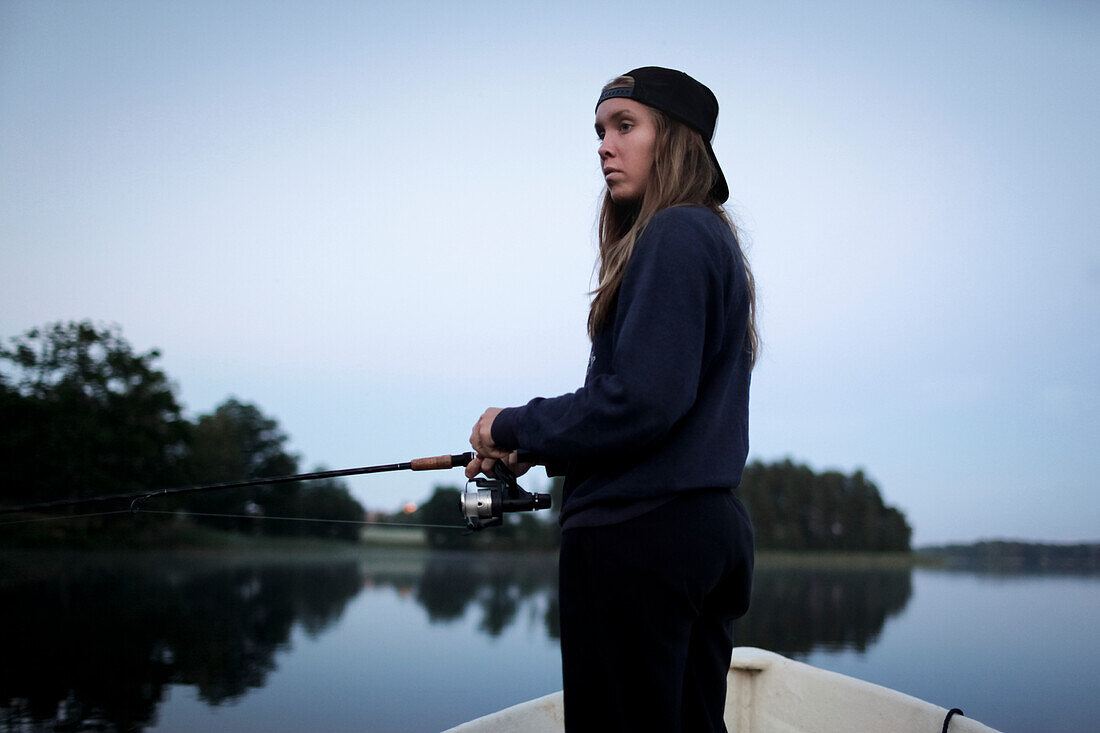 Teenager-Mädchen angelt vom Boot aus