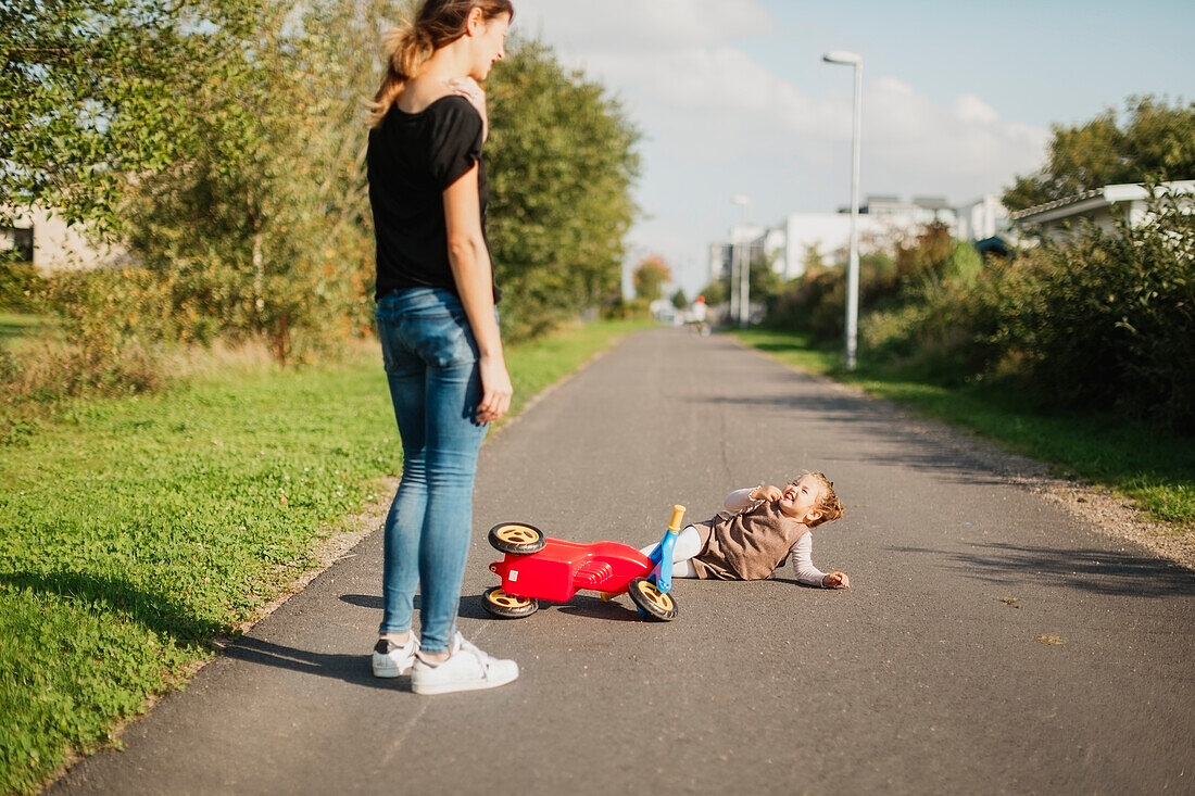 Mutter mit Töchtern auf dem Fahrrad