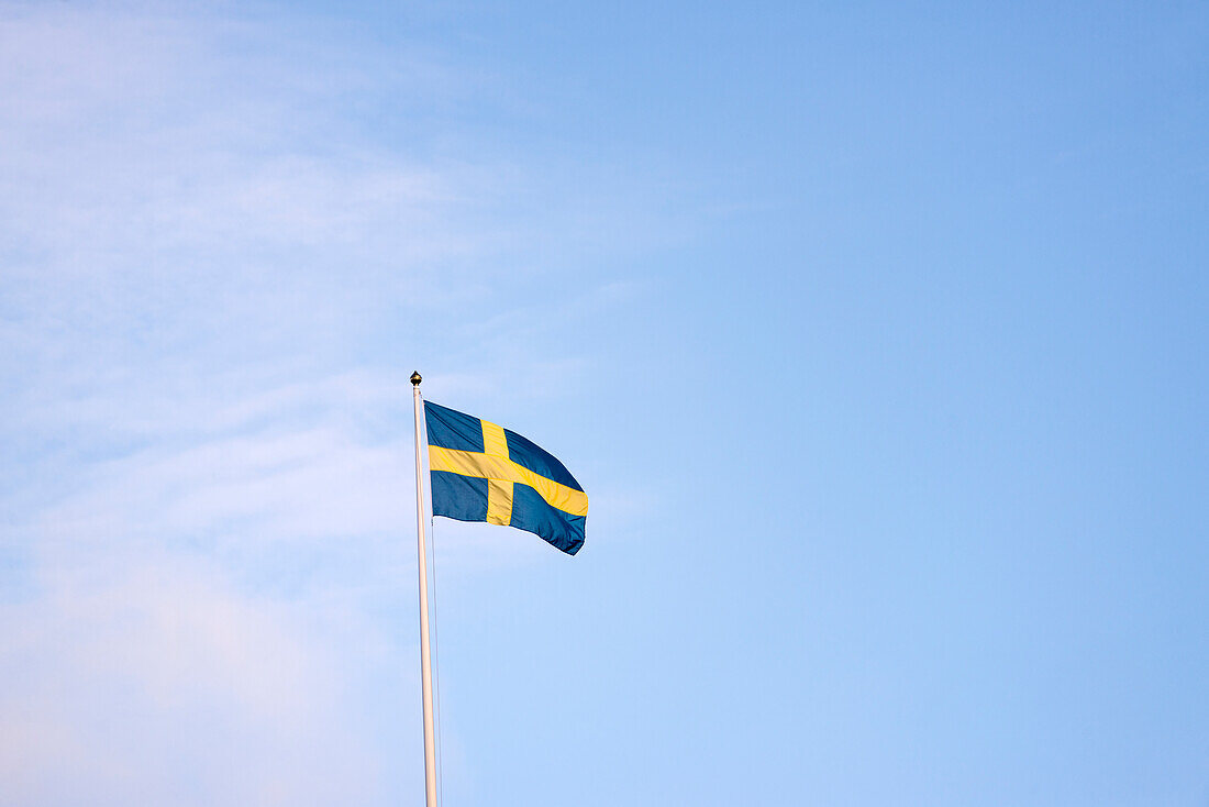 Schwedische Flagge gegen den Himmel