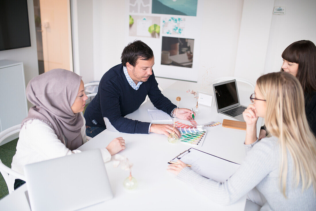 Menschen auf Besprechung im Büro