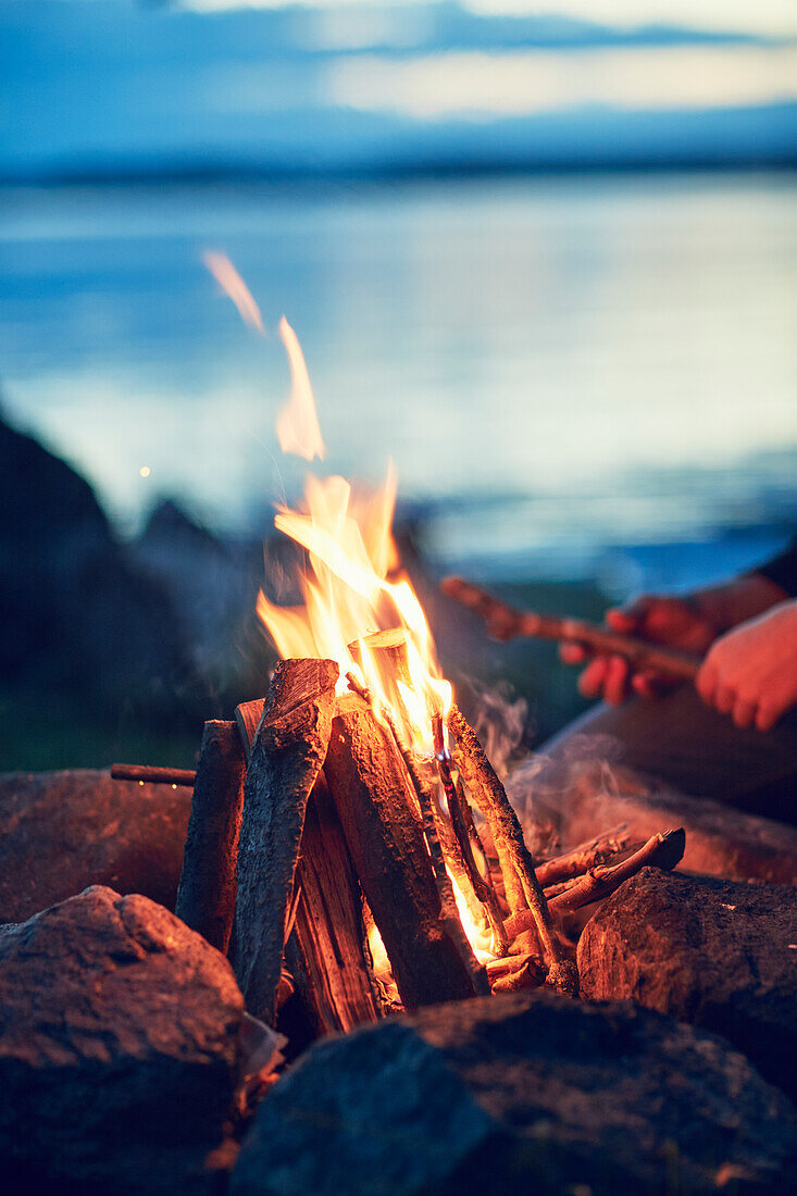 Lagerfeuer in der Abenddämmerung