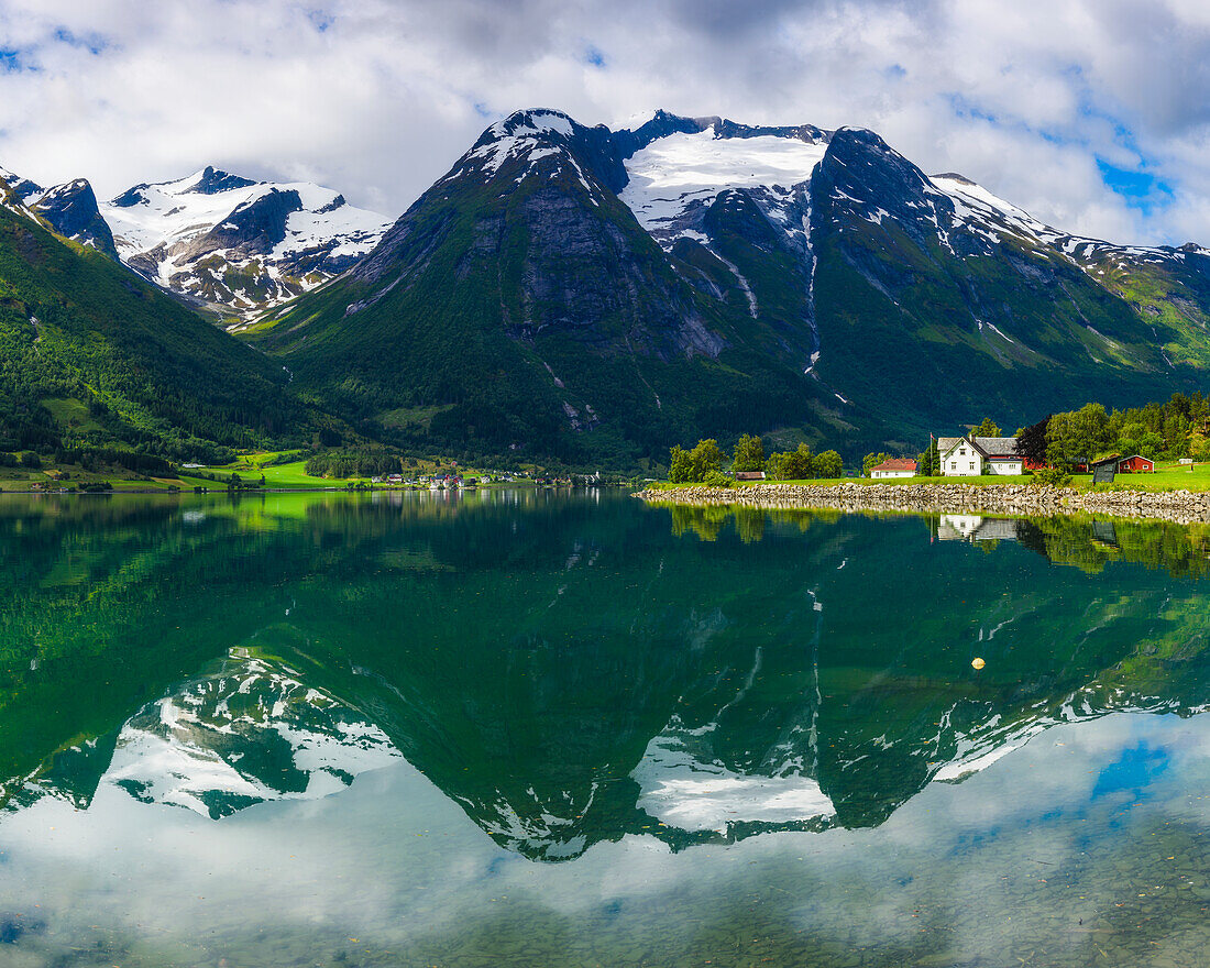 Berge mit See