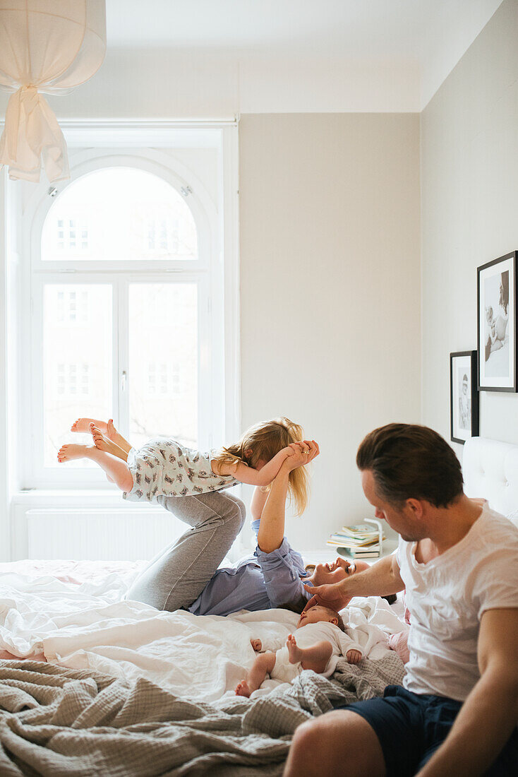 Familie im Bett beim Spielen