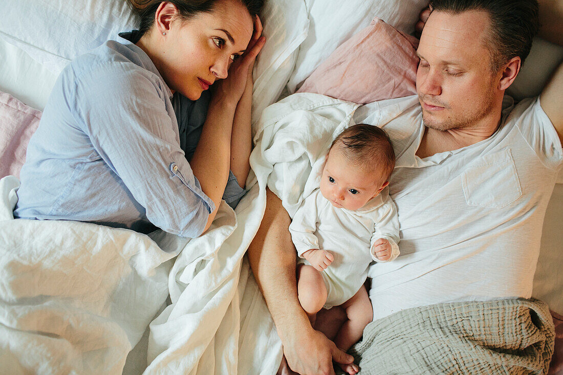 Eltern mit Baby im Bett