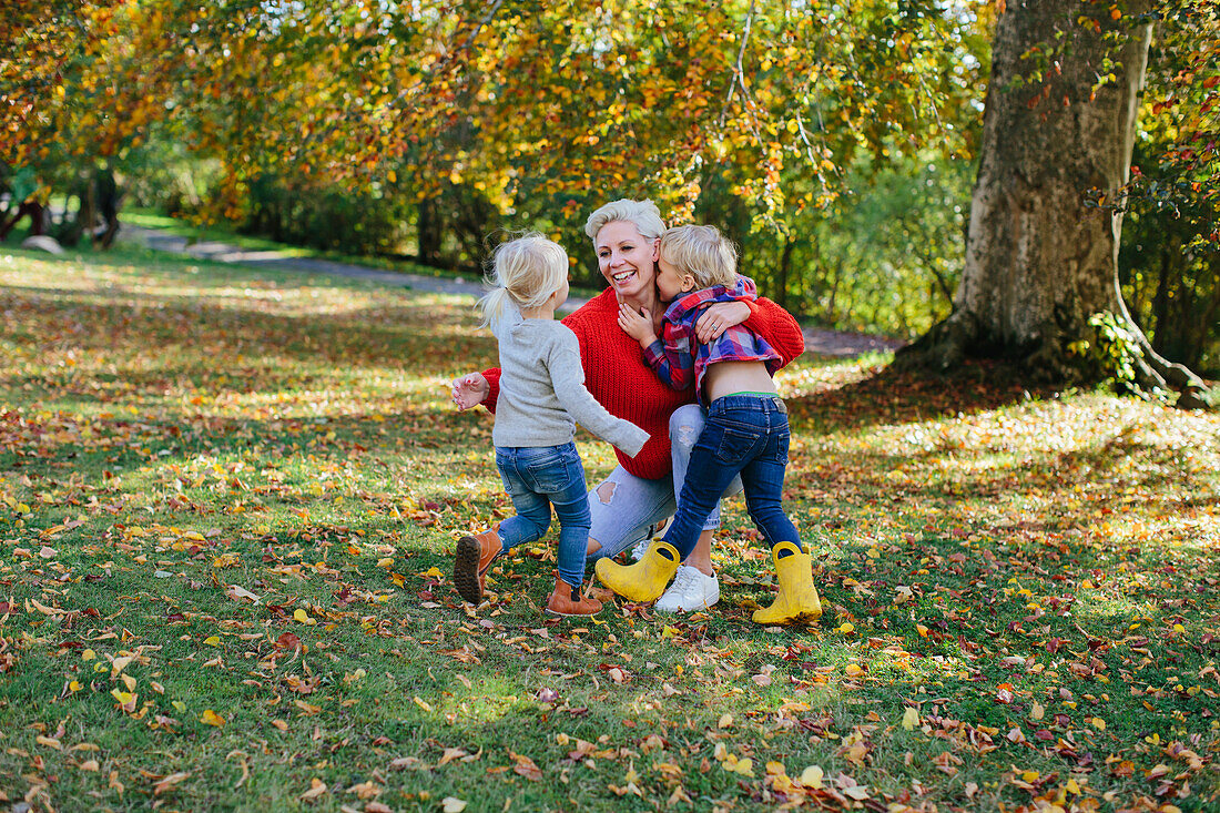 Mutter spielt mit Kindern im Park