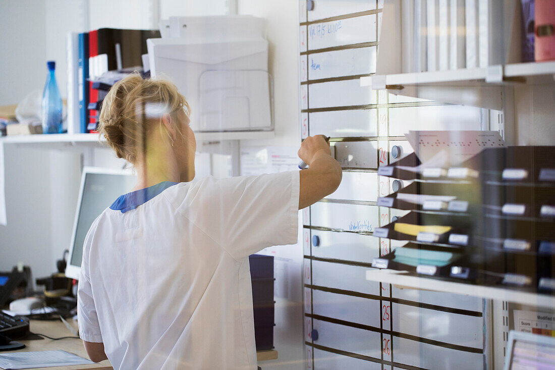 Krankenschwester in einem Krankenhausbüro