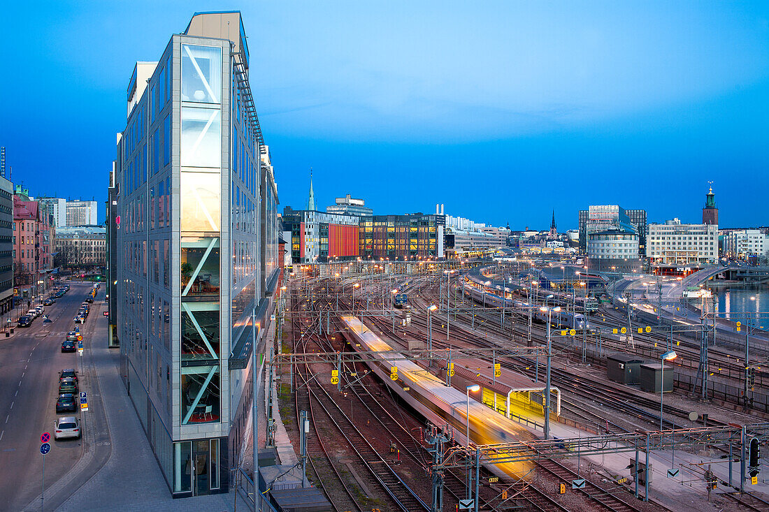 Bahnhof in der Abenddämmerung, Stockholm, Schweden