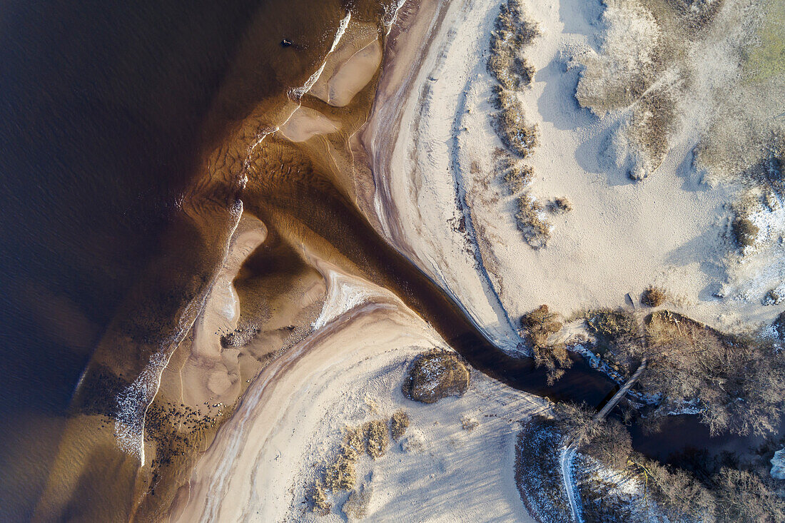 Luftaufnahme einer Flussmündung