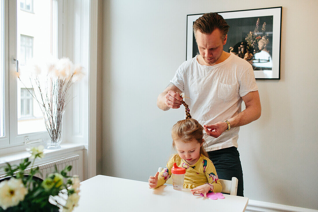 Vater macht Töchtern die Haare