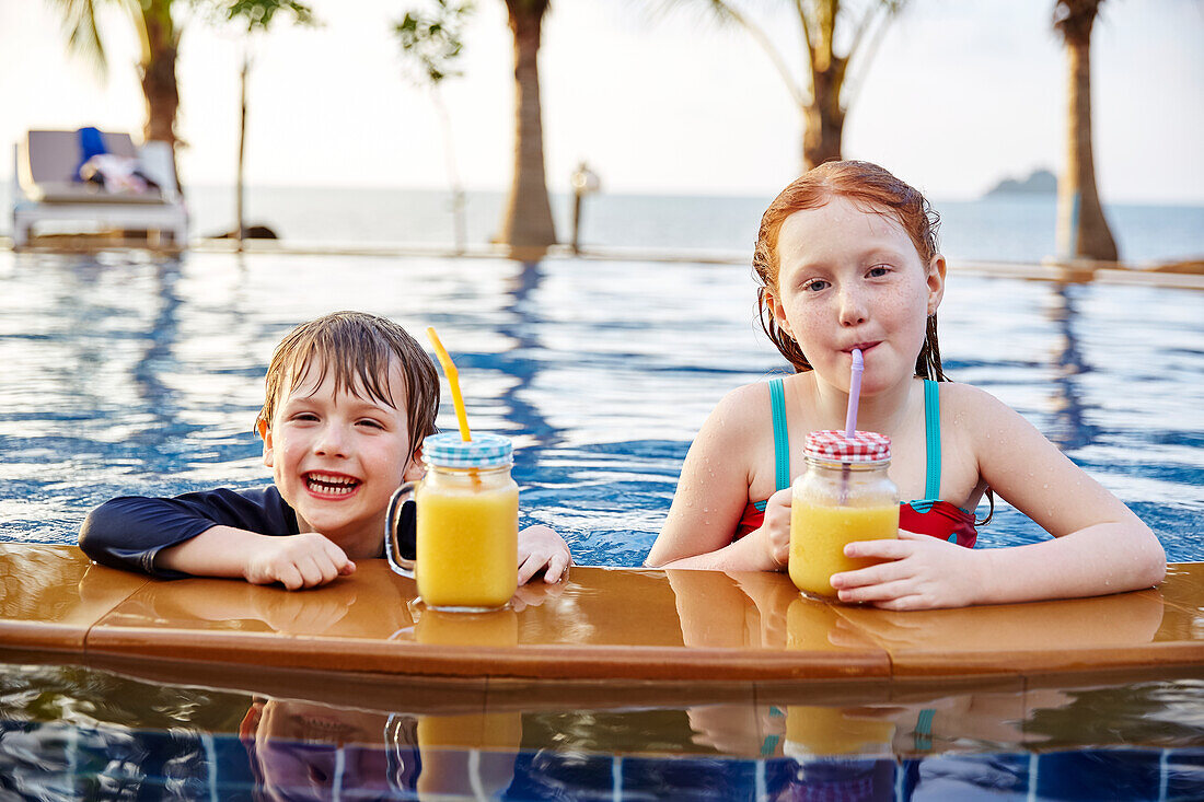 Glücklicher Junge und glückliches Mädchen im Schwimmbad