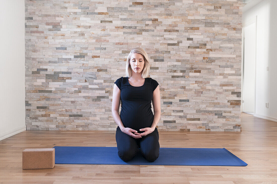 Schwangere Frau übt Yoga