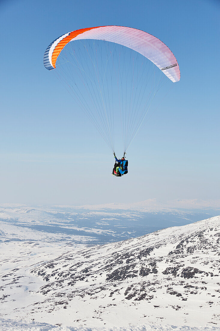 Person beim Gleitschirmfliegen