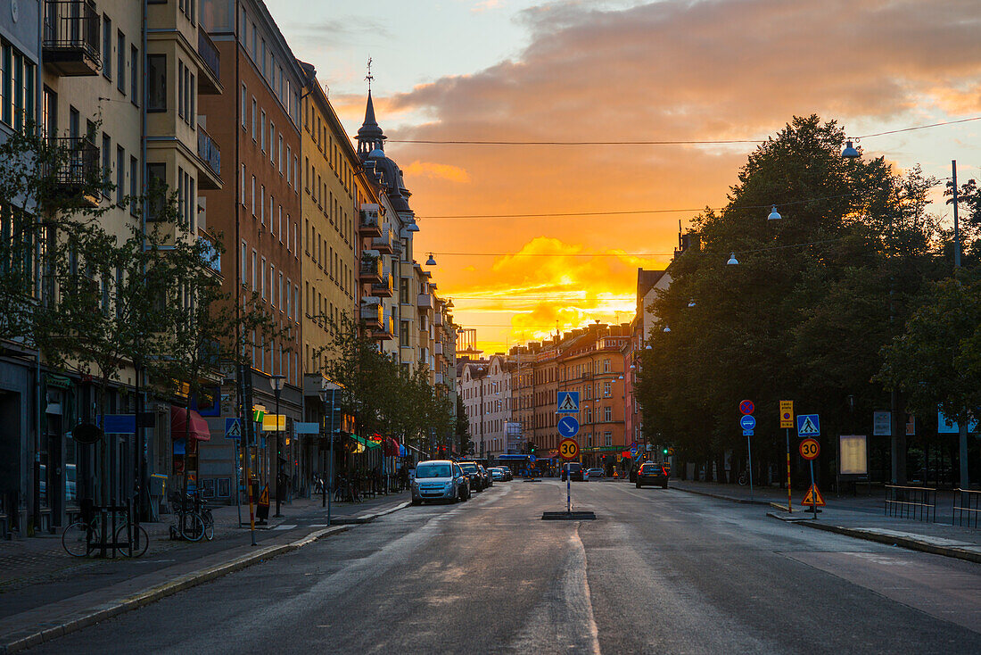 Straße in der Stadt bei Sonnenuntergang