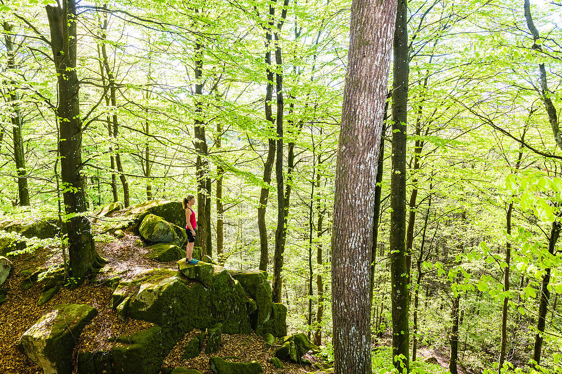 Frau im Wald