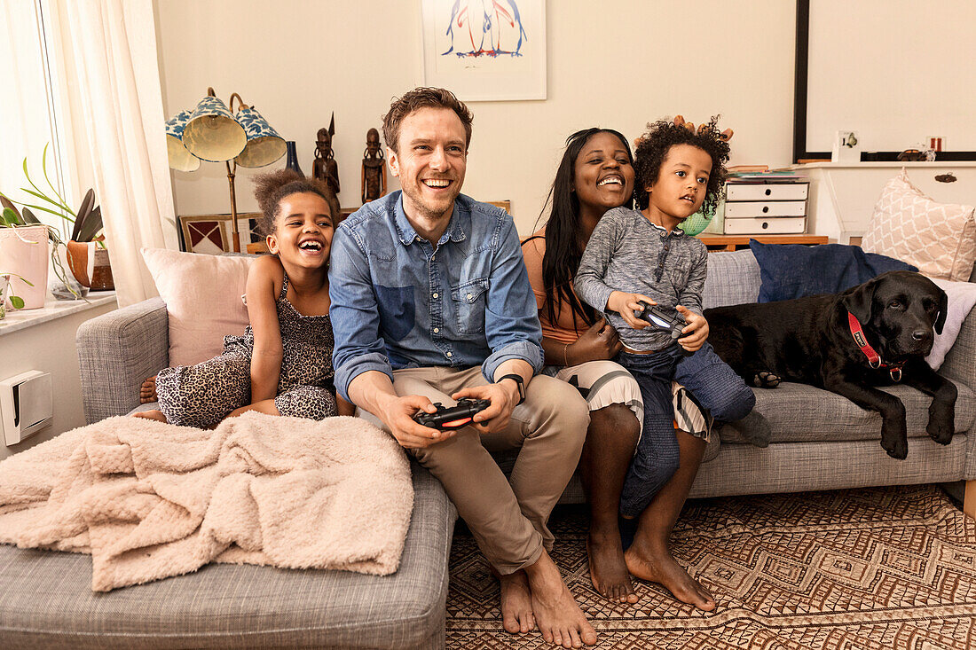 Familie beim Videospiel