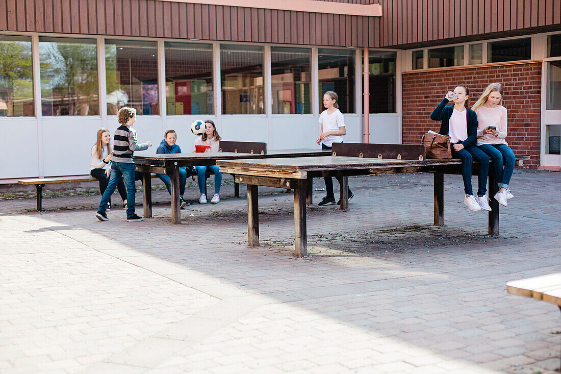 Kinder auf dem Schulhof