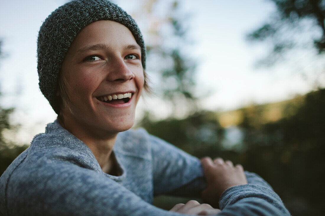 Porträt eines glücklichen jungen Mannes